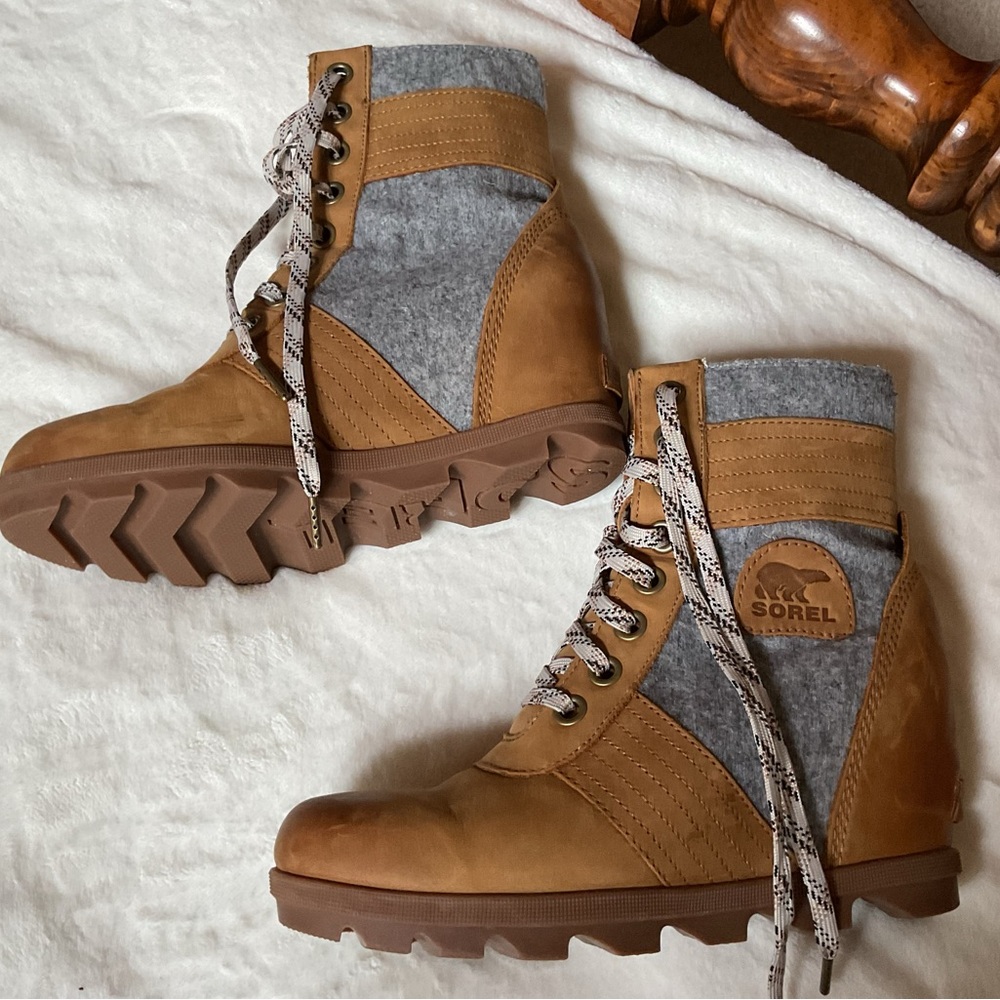 Sorel Lexie Wedge Boots in Camel Felt, 9, New - Picture 2 of 12